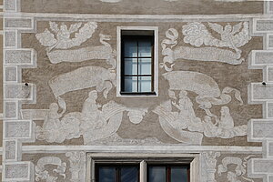 Zwettl, Hauptplatz Nr. 4, Altes Rathaus, gotischer Baukern, mehrfach umgestaltet, Sgraffitofassade von 1549-50